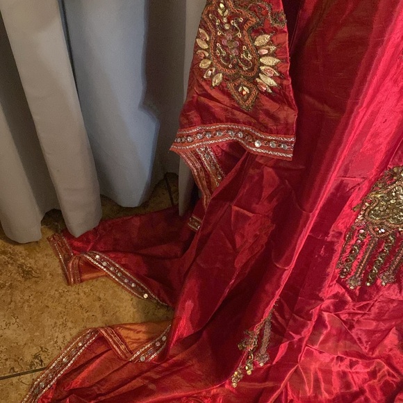 Red Stain Kaftan - Picture 3 of 5